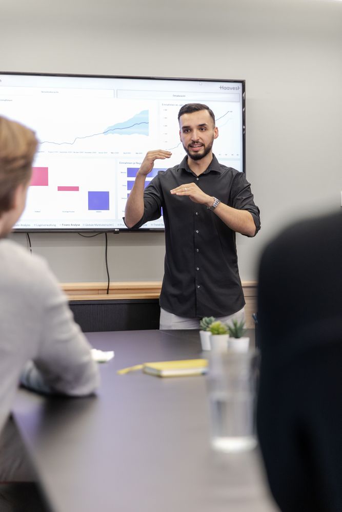 Dashboarding expert presenting data visualization solution